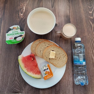 Zdjęcie przedstawia dietę podstawową Płatki pszenne na mleku Chleb mieszany pszenno-żytni Masło extra Dżem Serek wiejski ziarnisty Kakao Arbuz Woda mineralna